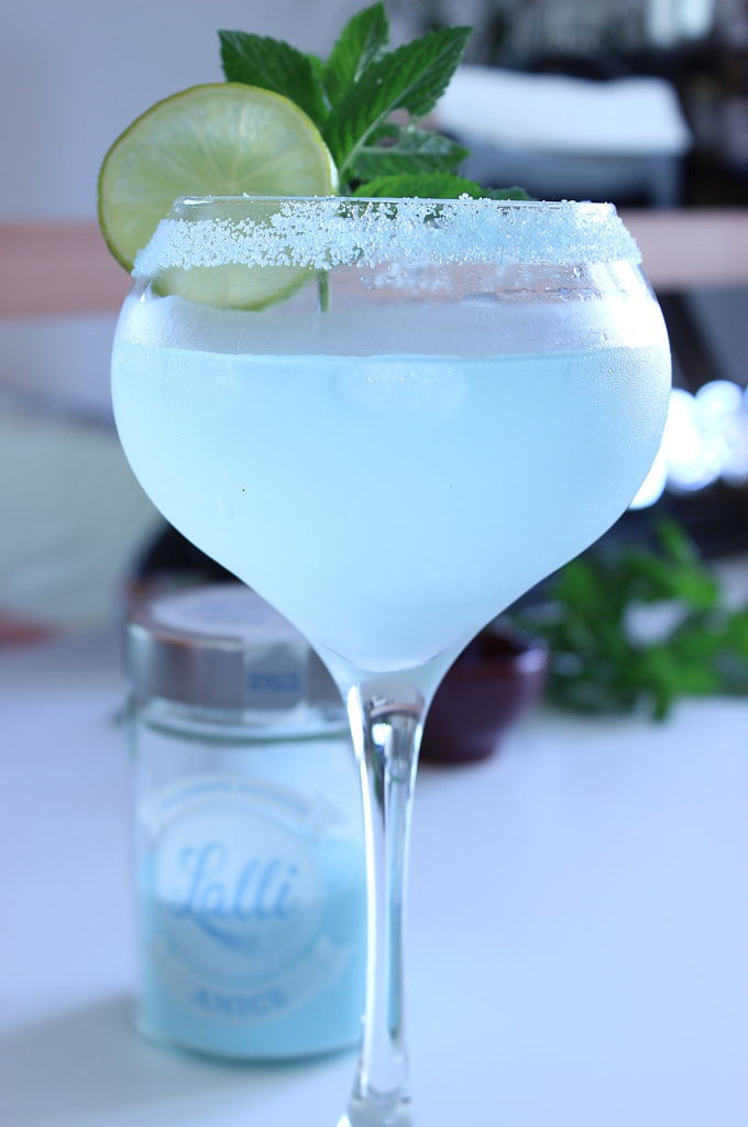 Cocktail all'anice nel blu dipinto di blu con lo zucchero lalli