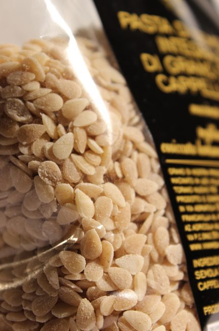 immagine di dettaglio della pasta seme di melone in confezione da 500 grammi dell'azienda agricola allevi maria letizia