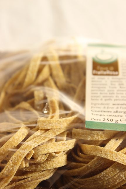 Immagine di dettaglio dei tacconi con farina di fave in confezione da 250 grammi dell'azienda agricola i Lubachi
