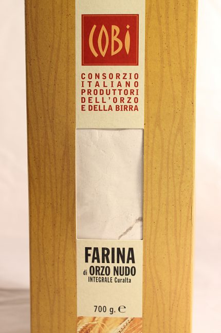 Etichetta della farina di orzo nudo integrale Curalta in confezione da 700g prodotta dal consorzio Cobi