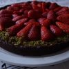 Crostata al cioccolato, fragole e pistacchi