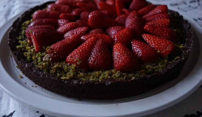 Crostata al cioccolato, fragole e pistacchi